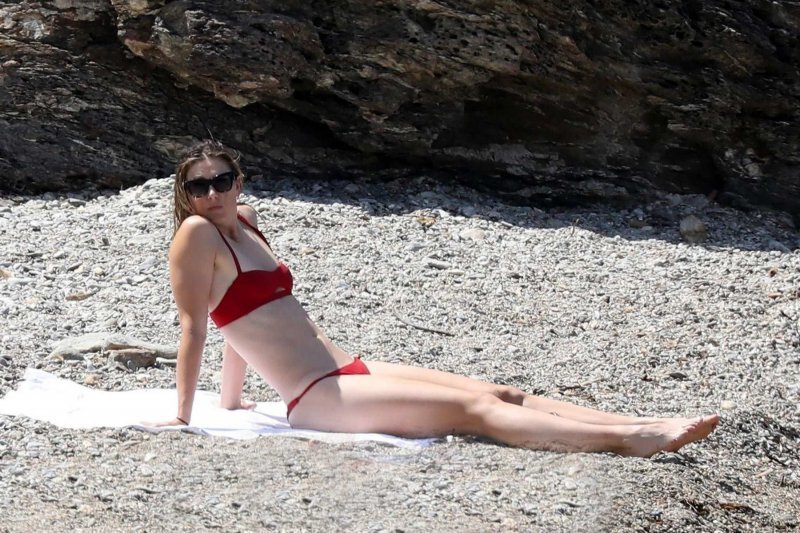 Мария Шарапова отдыхает на пляже в Италии