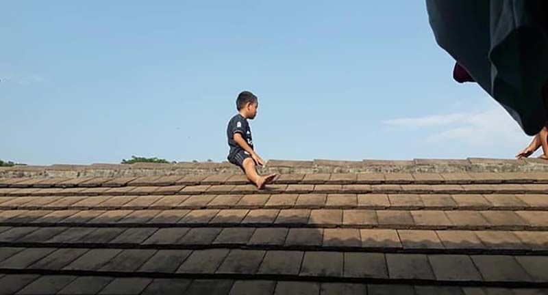 В Индонезии маленький мальчик забрался на крышу больницы