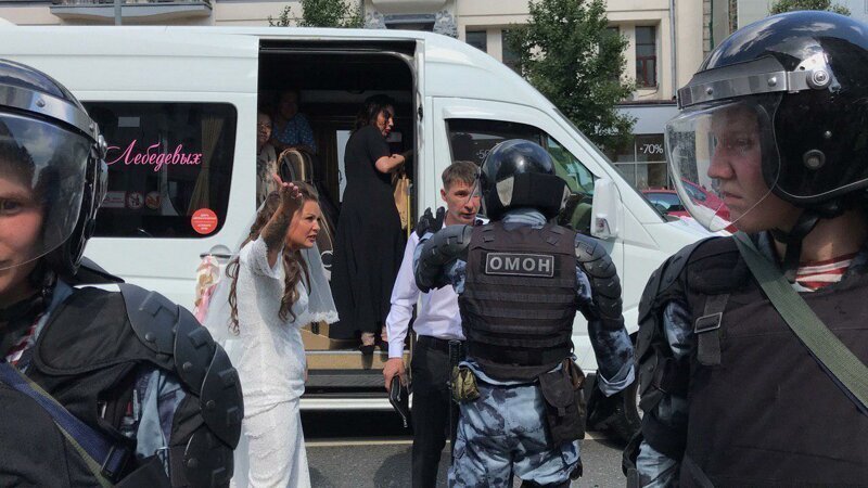 Подставные молодожены для хайпа? Вполне в духе либеральных СМИ