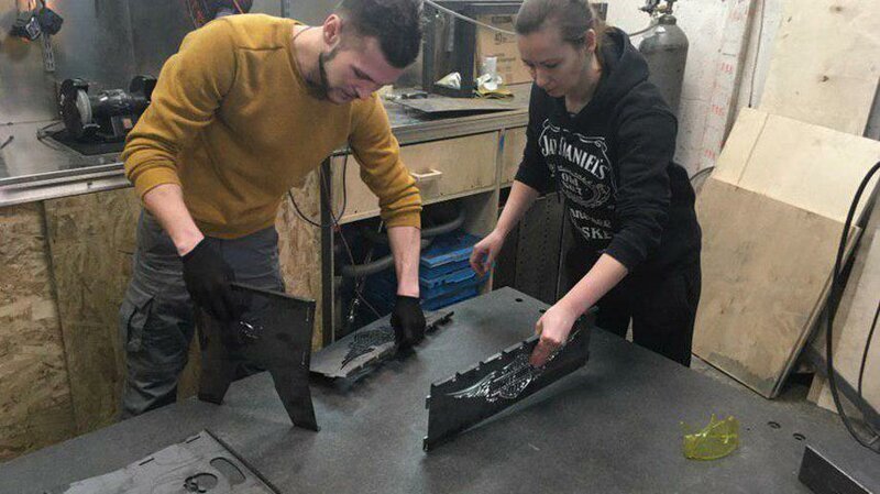Девушка из Москвы освоила профессию сварщика и создает мебель в стиле «лофт»