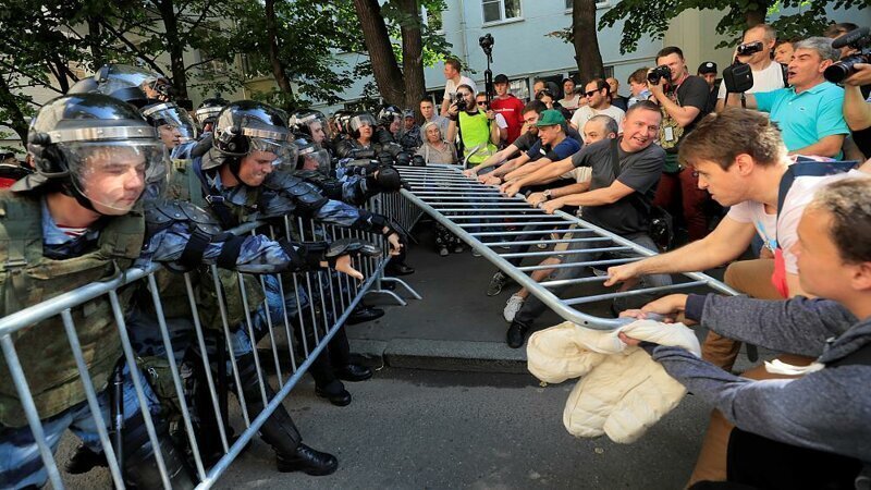 Московский митинг по майданному сценарию – провокации и беспорядки, а затем фейки в СМИ