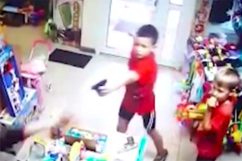 Второклассники с пистолетом напали на магазин игрушек, но что-то пошло не так