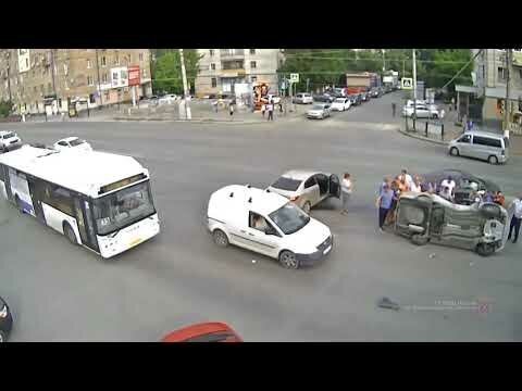 Авария с переворотом в Волгограде