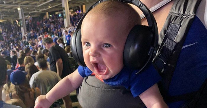 Фото эмоционального малыша с бейсбольного матча стало отличным поводом для фотошоп-баттла