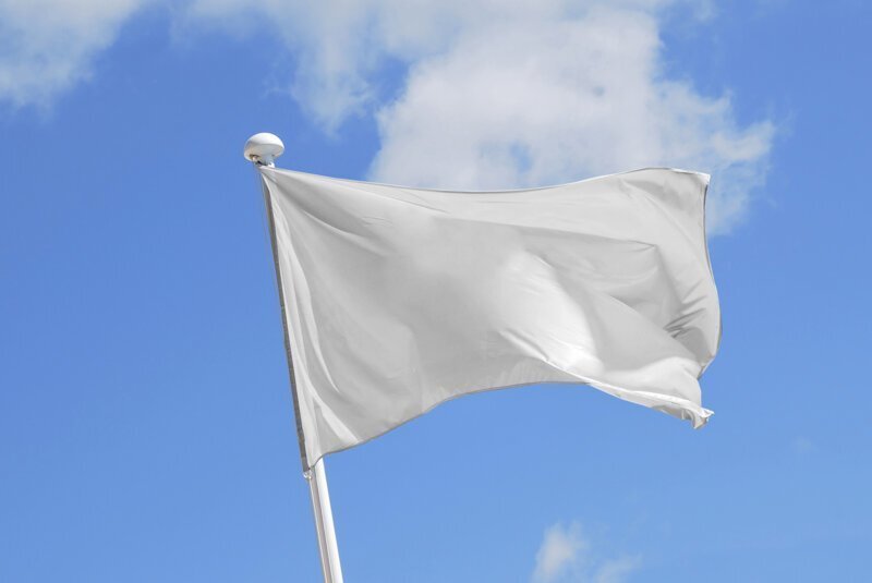 Почему белый флаг означает капитуляцию?