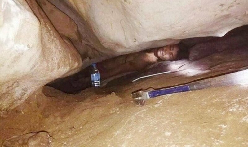 Камбоджиец намертво застрял в узкой расщелине и провел так целых 4 дня