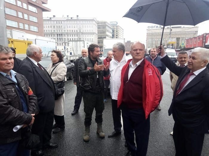 В объективном ракурсе: Илиас Меркури и Анна Шафран ведут трансляцию митинга КПРФ