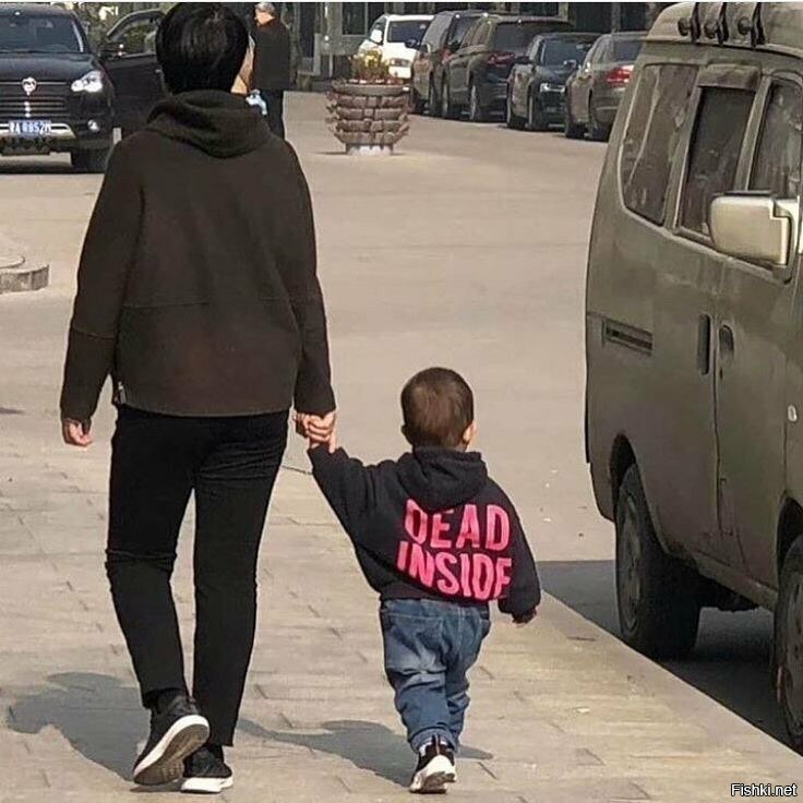 Надпись на куртке мальчика: "Внутри мертв"