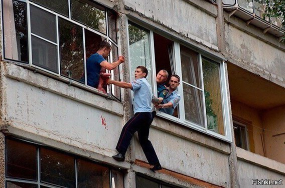 В Саранске пьяный отец грозился, что сейчас выбросит 5-месячную дочь с балкона