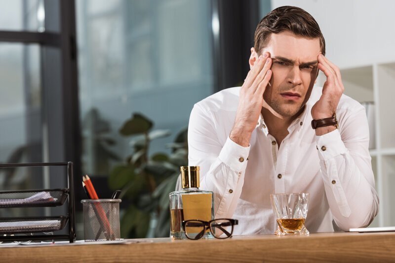 Почему болит голова после алкоголя?