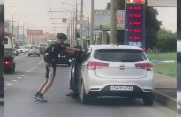 Велосипедист преподал «урок вежливости» подрезавшему его водителю 
