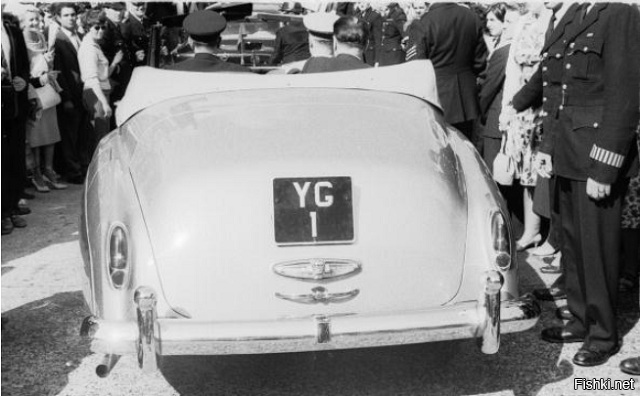 Во время визита в Лондон у Юрия Гагарина была машина с почетными номерами, 19...