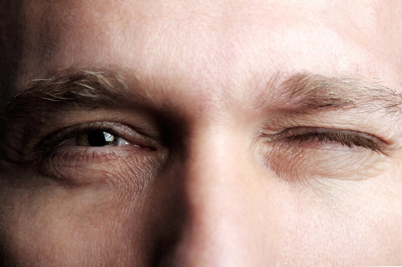 Что делать, когда дергается правый глаз: патологии и способы их устранения