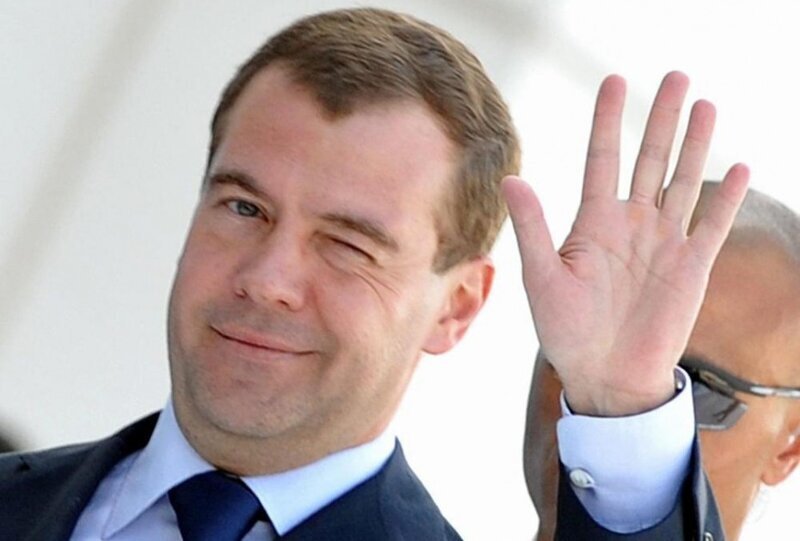 Премьер-министр РФ Дмитрий Медведев занимается производством самогона в свободное от работы время