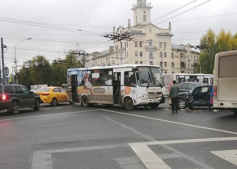 Авария дня. Столкновение маршрутки с автомобилем в Ярославле