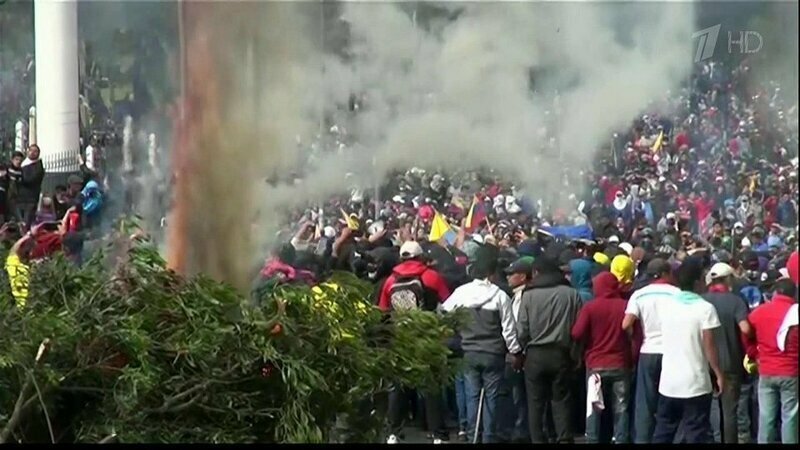 Волна антиправительственных митингов в Эквадоре вынудила президента покинуть столицу