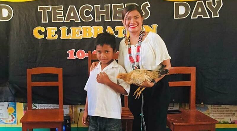 Ученик удивил свою учительницу, когда презентовал ей подарок в виде курицы