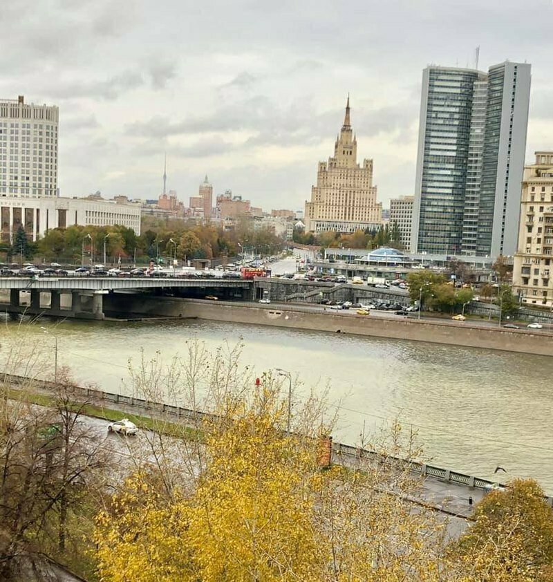 Москва-река окрасилась в необычный цвет из-за сброса в нее отходов
