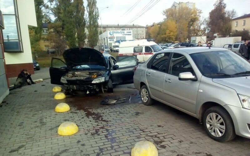 Авария дня. Пробил ограждение и протаранил машину