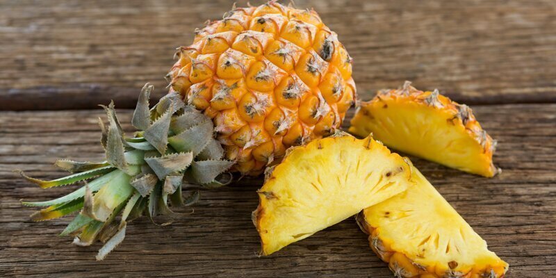 Почему от ананаса щиплет язык?