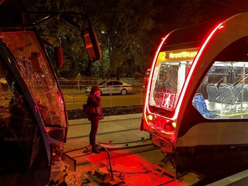  В Москве столкнулись трамваи из-за того, что вагоновожатая "залипала" в телефоне