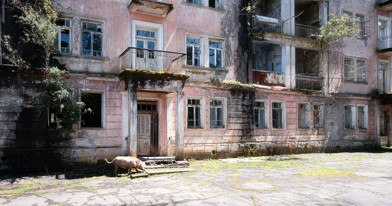 Фотограф снял покинутые города Абхазии