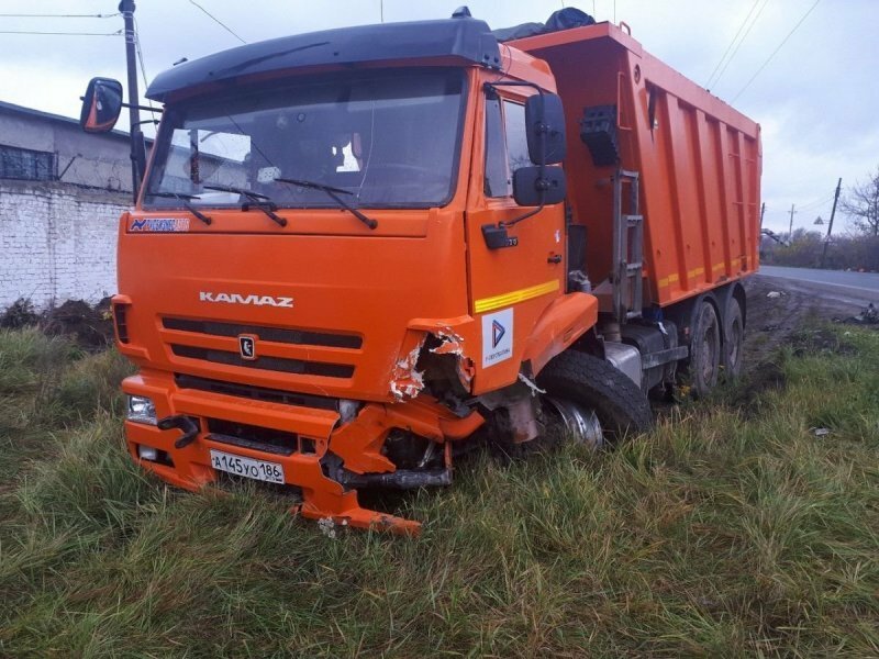 Авария дня.  Водитель Kia врезался в КамАЗ и погиб