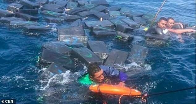 Кокаиновый спасательный плот: контрабандисты плыли по морю на пакетах с наркотиками