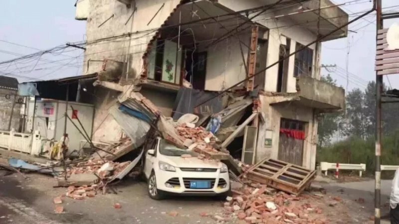 Двухэтажный дом пришлось снести после столкновения двух автомобилей в Китае
