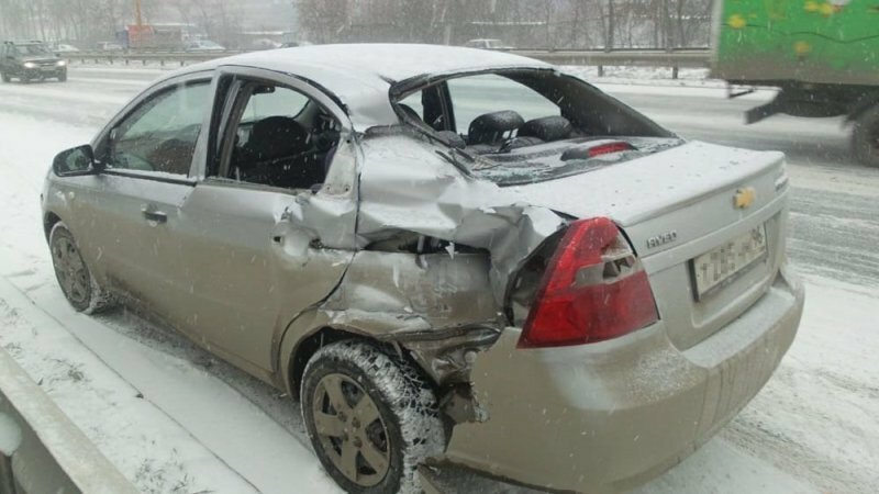 Chevrolet влетел в эвакуатор на Объездной в Екатеринбурге