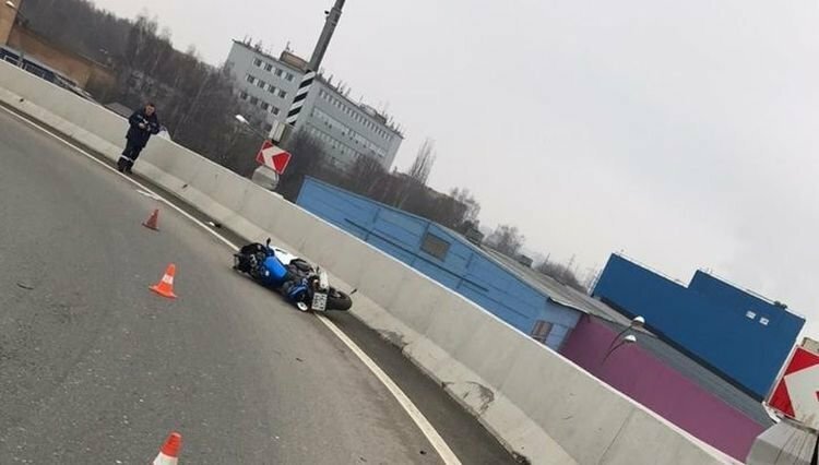 Авария дня. Падение мотоциклиста с эстакады в Москве