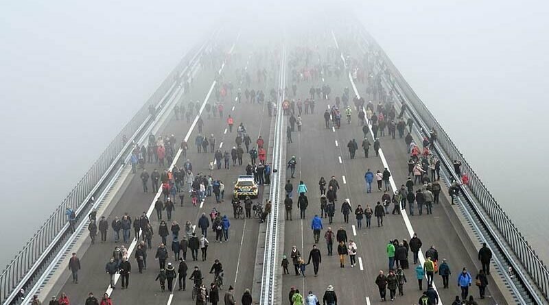 Невероятные фотографии показывают, как люди проходят по мосту Хохмозель в Германии