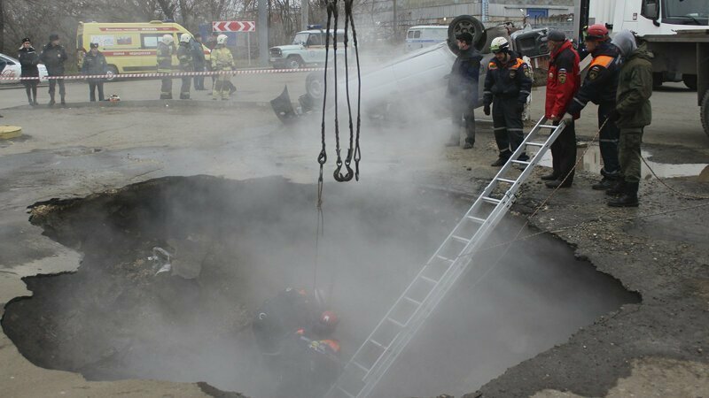 В Пензе автомобиль провалился в яму с кипятком прямо на парковке