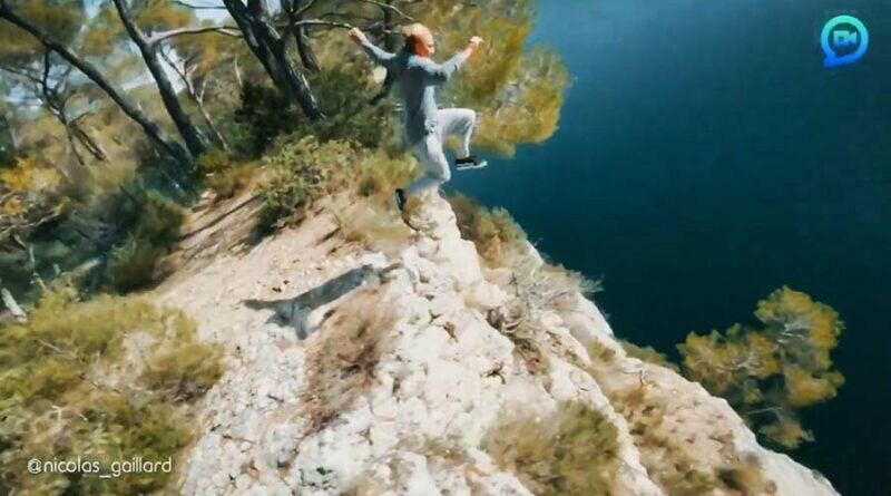 Очень опасный, но эффектный прыжок лыжника с оврага в водоём, снятый с помощью дрона