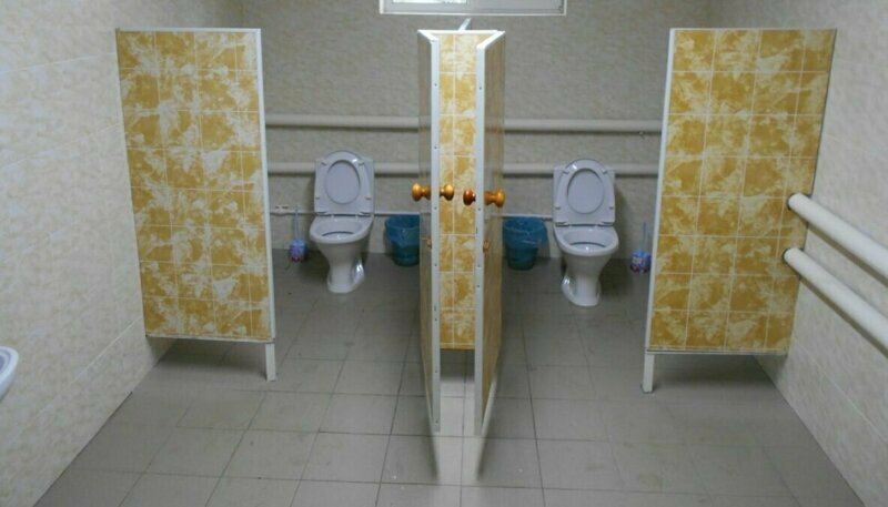 «Красота, мы счастливы»: в российской школе торжественно открыли туалет