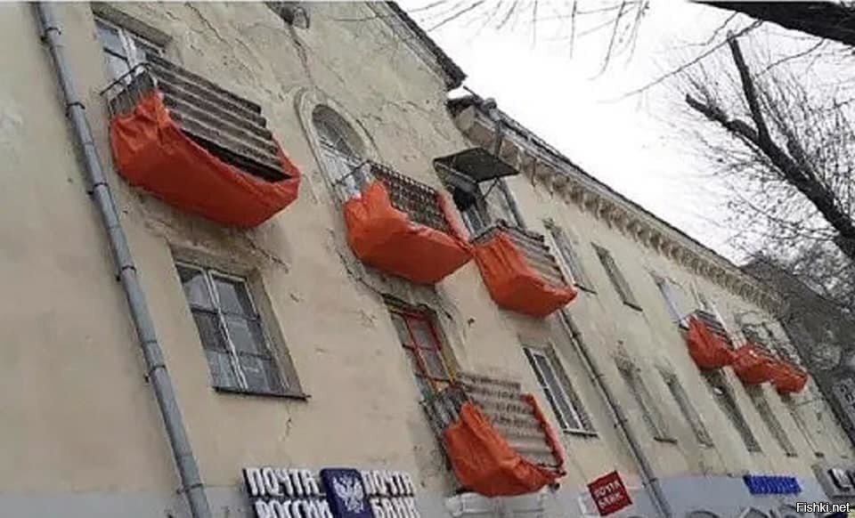 В Химках на балконы надели чехлы, чтобы кирпичи не падали на головы прохожих