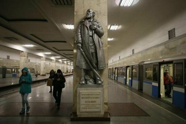 Памятник на ст.метро "Партизанская" в Москве