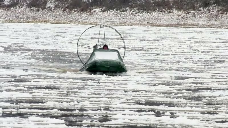 Мужики поехали охотиться на аэролодках по замерзающей реке на Ямале