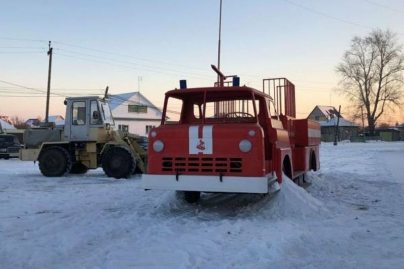 Очень необычная детская горка из старой пожарной машины в Курганской области