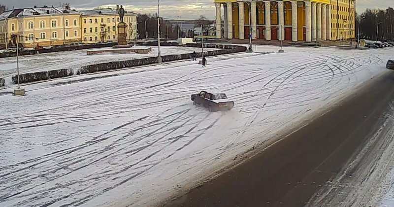 На центральной площади в Петрозаводске горе-дрифтер сбил женщину