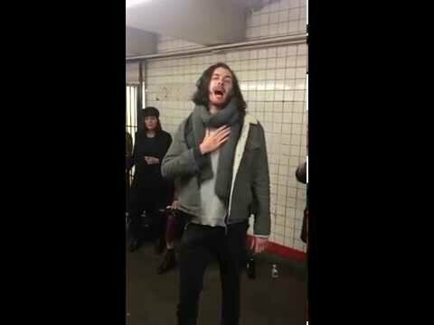 Певцы в метро Америки