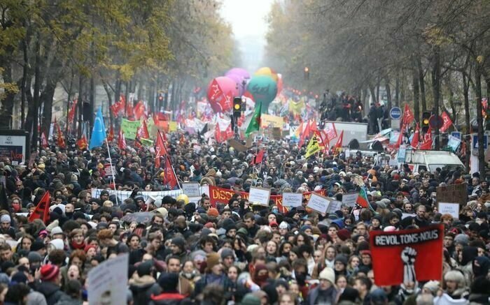 Трудящиеся франции начали забастовку против пенсионной реформы