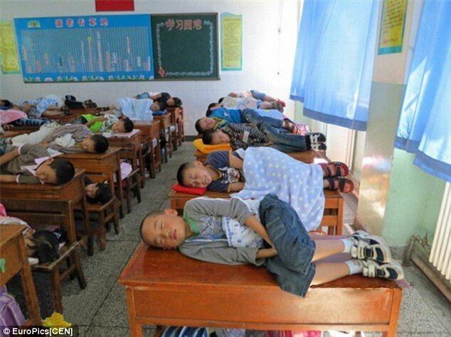 В Китае школьникам разрешают спать на уроках