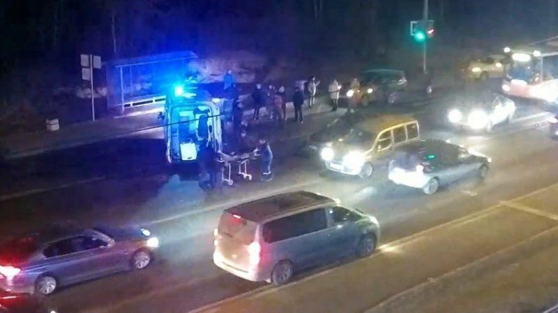 Водитель проехал на красный и сбил подростка в Петербурге