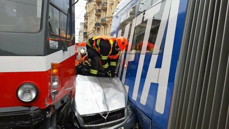 Авария дня. В Чехии автомобиль оказался зажат между двумя трамваями