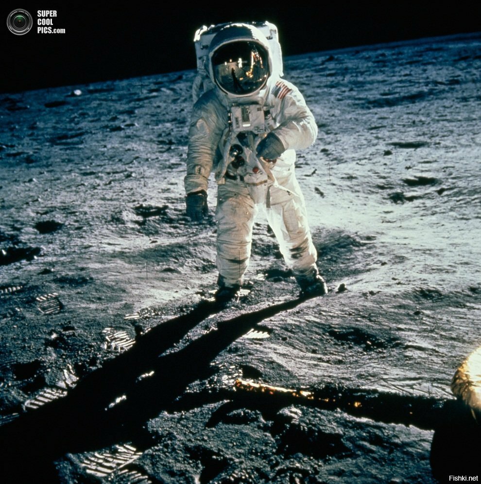 Астронавт Базз Олдрин (Buzz Aldrin) в рамках миссии «Аполлон-11» гуляет по Лу...