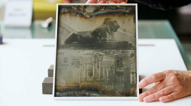 Реставратор спас одну из самых старых фотографий на Земле