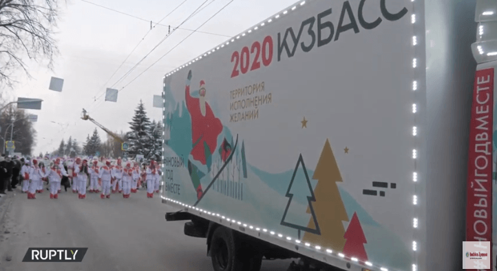 1279 Дедов Морозов прошли парадом по улицам Кемерово (видео)