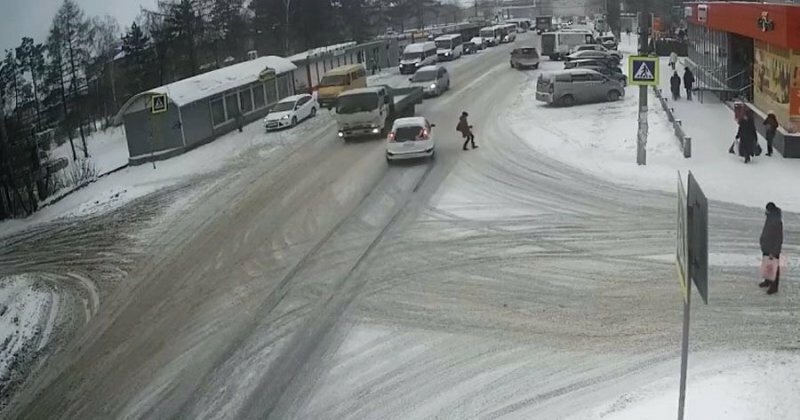 Школьница ювелирно увернулась от автомобиля, переходя дорогу