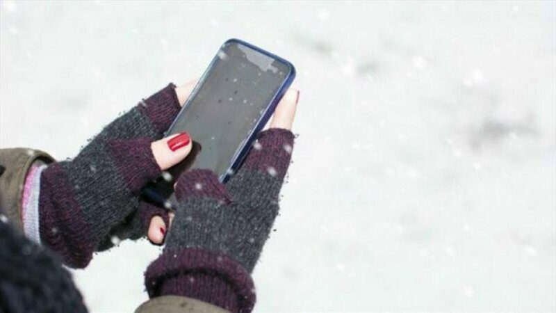 Почему iPhone выключается на холоде?